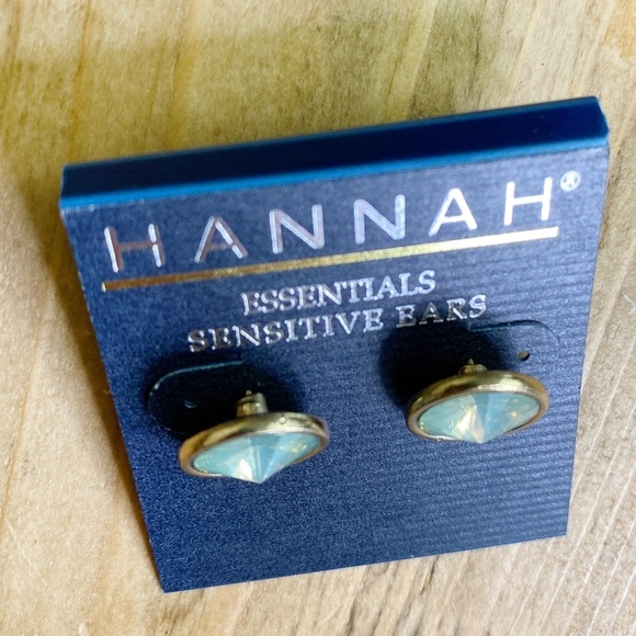 Hannah Sensitive Ears Post Earrings Green Jewel NWT Gold - Picture 4 of 6